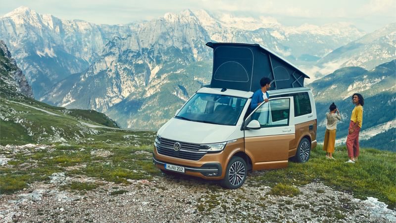 Una familia con la California camper en las montañas