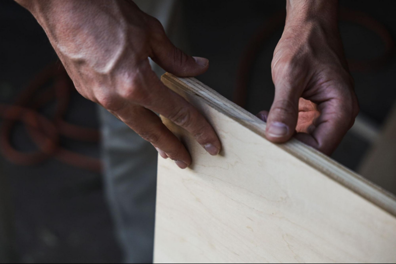 Manos con madera contrachapado