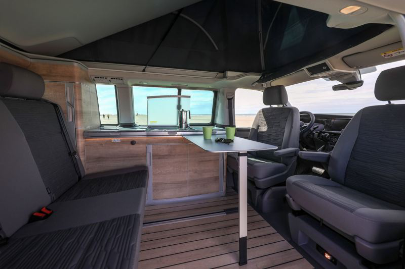 Interior de la Volkswagen California en modo camper