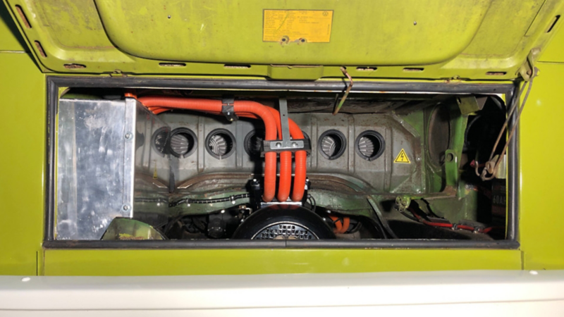 Ein Blick auf die verbauten Akkus im Motorraum.