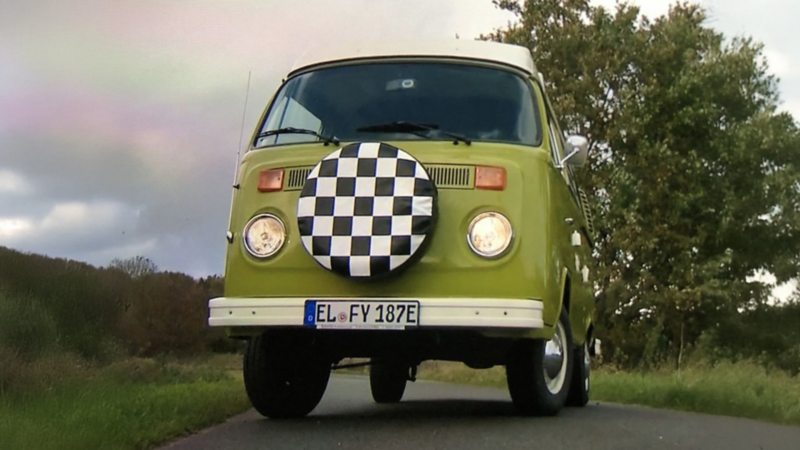 Eine Vorderansicht vom umgebauten VW T2 Bulli mit E-Nummernschild.