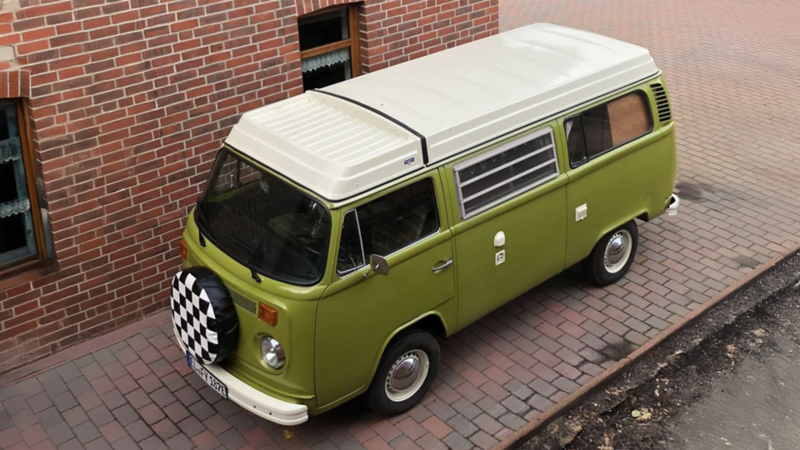 Schräge Draufsicht auf den umgebauten VW T2 Bulli.