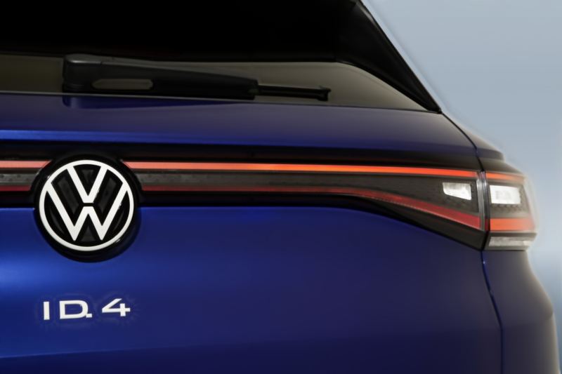 Nuevo logo Volkswagen en cajuela de camioneta ID4 azul