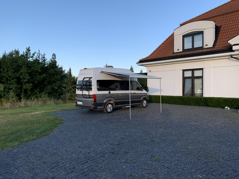 Volkswagen Grand California przy budynku