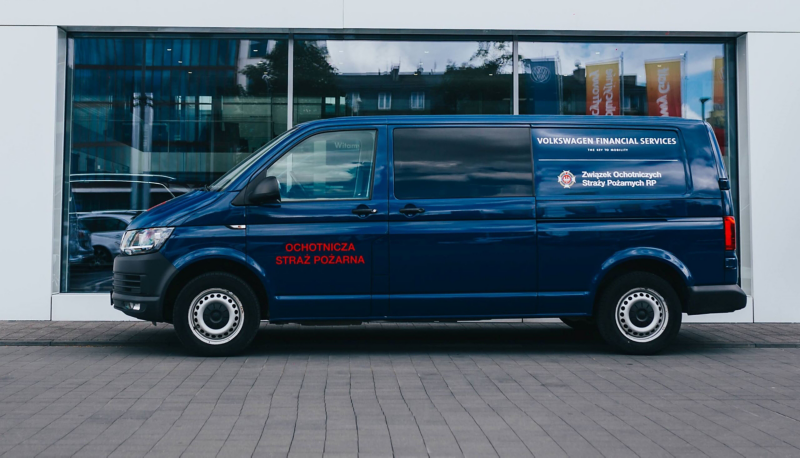 Volkswagen Transporter T6 dla OSP przed budynkiem