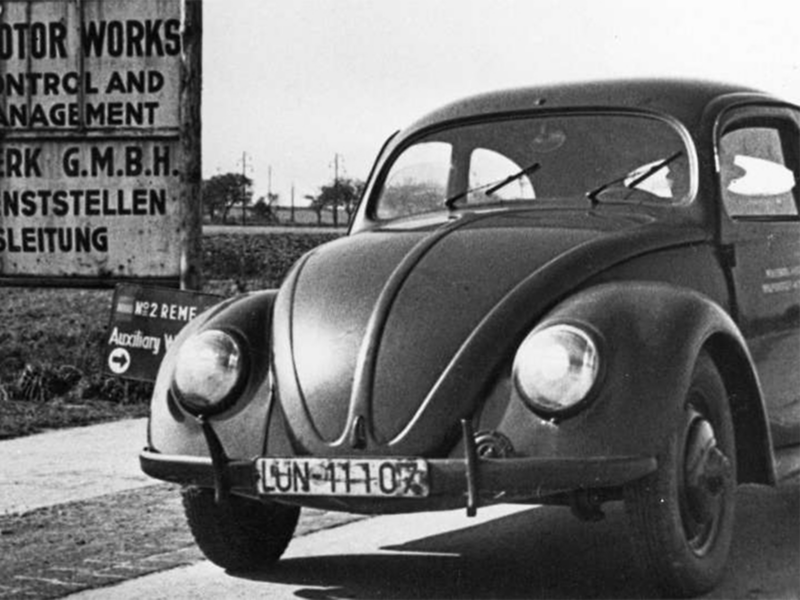 Historisches Schwarzweiß-Foto eines Volkswagen Käfer
