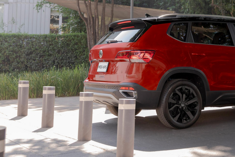 Parte trasera de Taos en color rojo con rines negros y diseño deportivo.