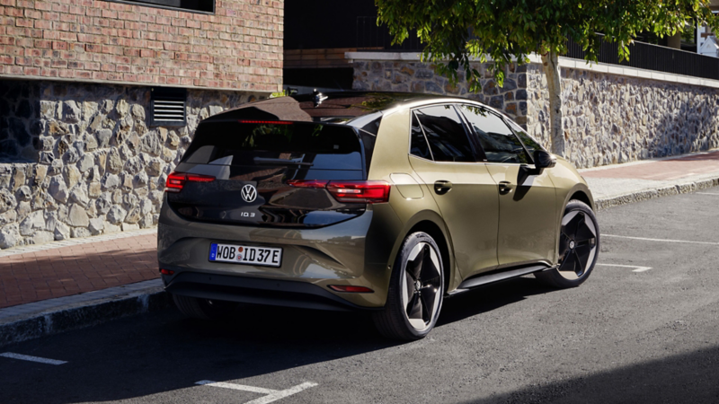 Sicht von hinten auf ein Elektroauto.