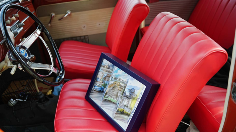 Asientos rojos de auto clásico Volkswagen muestran cuadro conmemorativo Treffen.