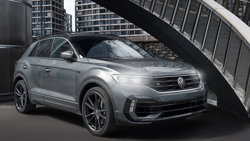 Le T-Roc R est garé latéralement à l'avant, à côté d'un escalier en spirale.