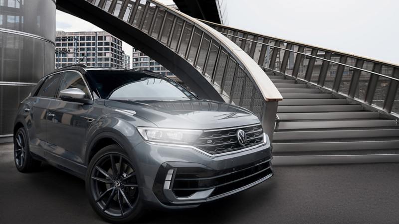 Le T-Roc se trouve à côté d'un grand escalier en spirale.