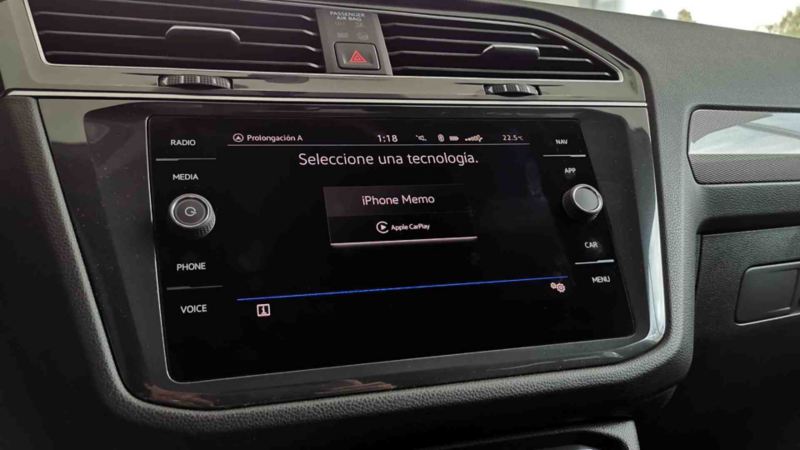 Pantalla de Volkswagen muestra opción de Apple CarPlay seleccionado para conectarse.
