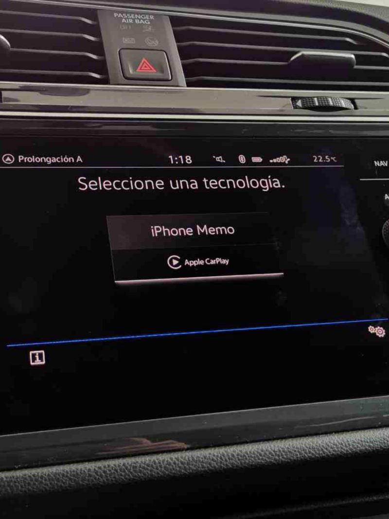Pantalla de Volkswagen muestra opción de Apple CarPlay seleccionado para conectarse.