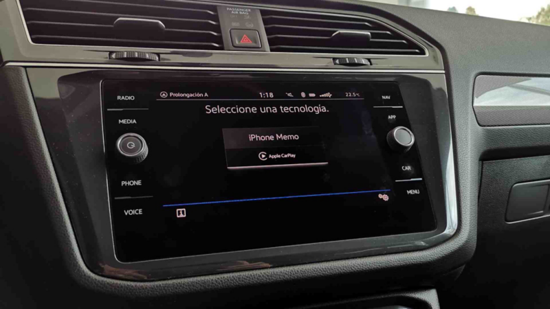 Pantalla de Volkswagen muestra opción de Apple CarPlay seleccionado para conectarse.
