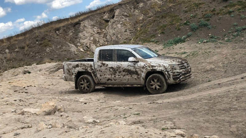 Camioneta pick up de Volkswagen, participando en Cumbre Itza entre otros vehículos comerciales VW
