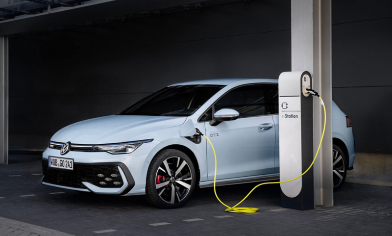 La VW Golf GTE en charge dans un parking sous-terrain.