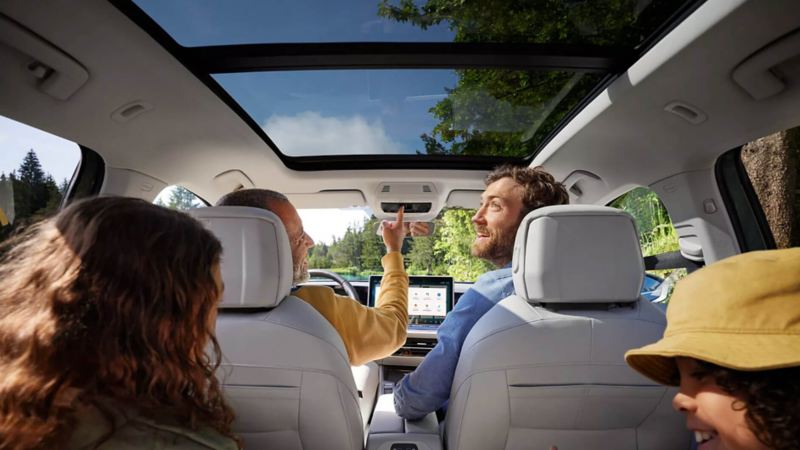 Vue de l'intérieur par l'arrière d'une famille à bord du VW Tiguan.