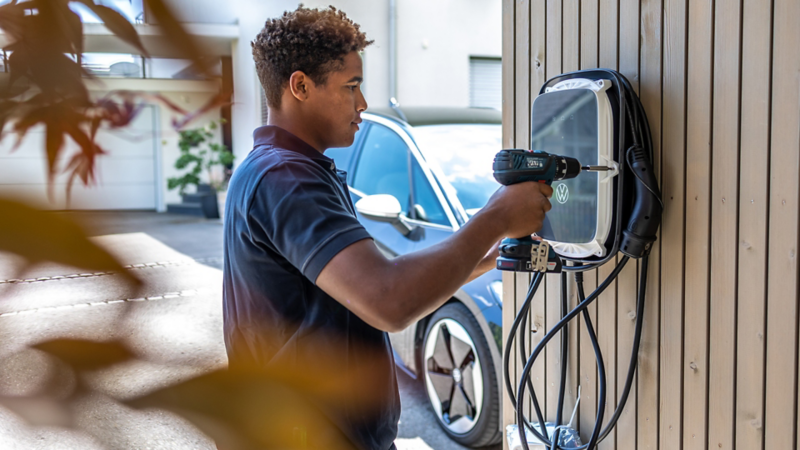 Farid Fousseni installiert gerade den ID. Charger