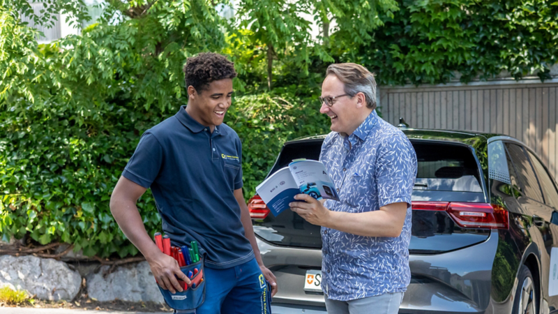 Farid Fousseni erklärt Christof Schmid die ID. Charger Installation