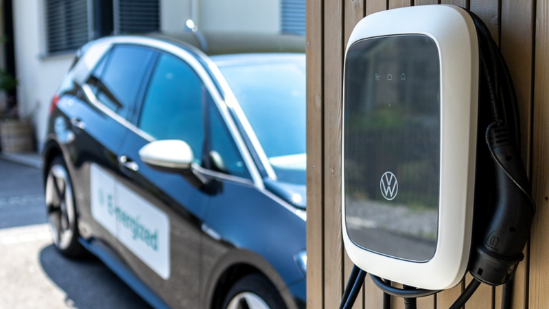 ID. Charger an der Wand installiert und der ID.3 im Hintergrund