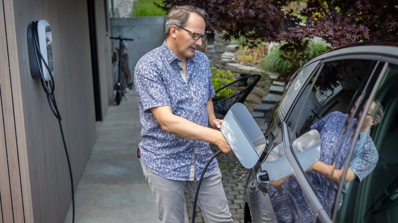 Christof Schmid steckt den ID.3 an seinen neu installierten ID. Charger an