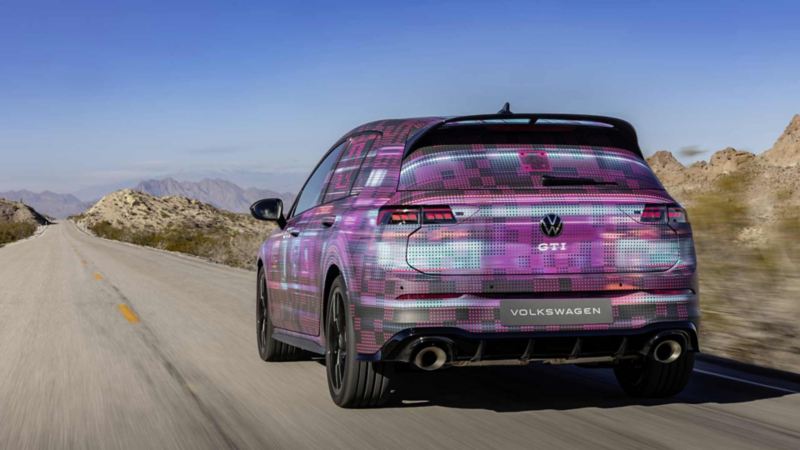 Auto nuevo de Volkswagen con plataforma MEB. GTI en medio de una carretera en el desierto. 
