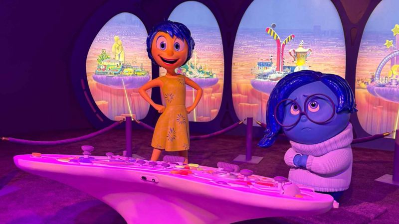 Esculturas de Tristeza y Alegría, personajes de película Intensamente de Disney Pixar. 