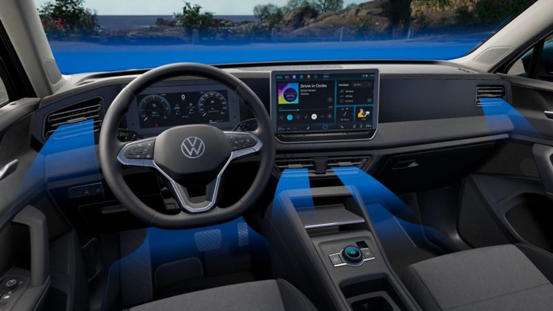 Vista de la cabina a través de la ventana del pasajero en un VW T-Cross por una calle de Canarias