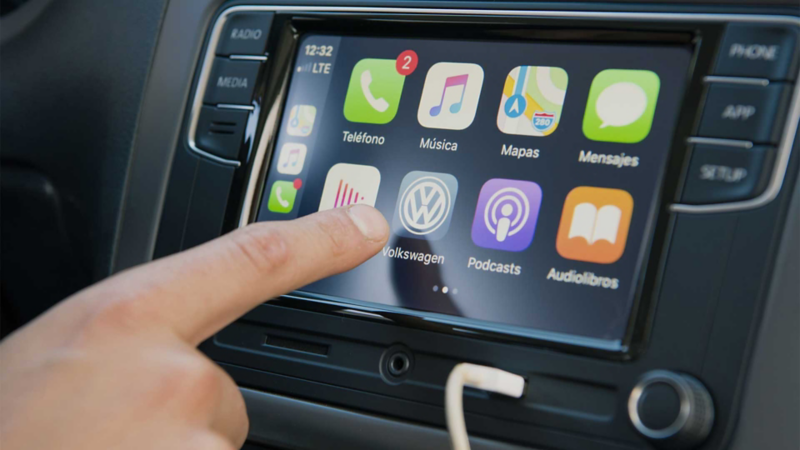 Equipamiento de Vento Join 2022 - Pantalla touch. Dedo de conductor toca para abrir aplicación Volkswagen.