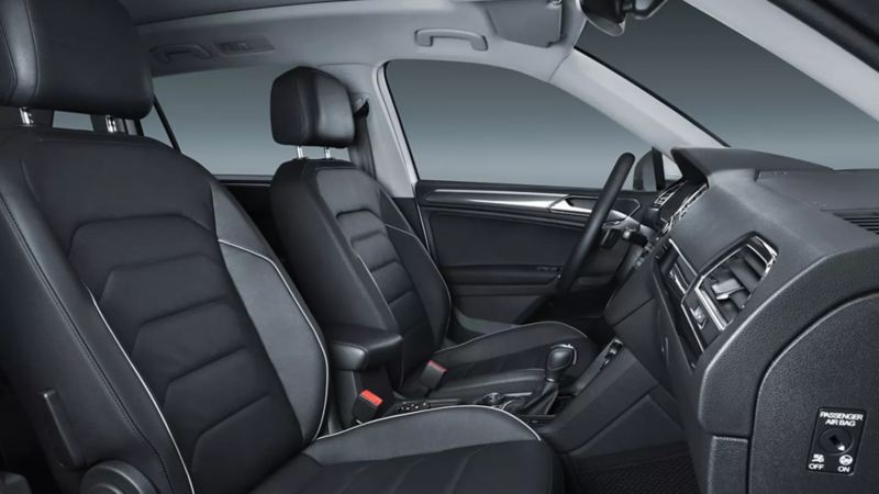 Interior de Tiguan 2021 Volkswagen equipado con asientos delanteros con calefacción, mesas plegables y climatronic 