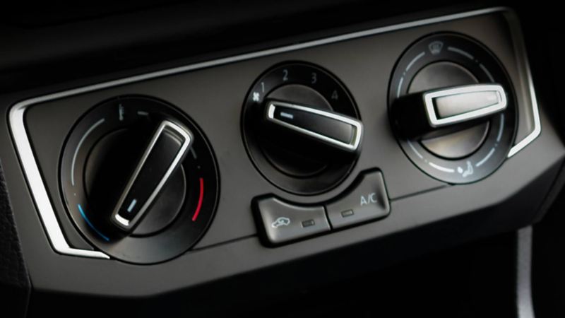 Panel de control de aire acondicionado en pick up de Volkswagen Saveiro 2023. 