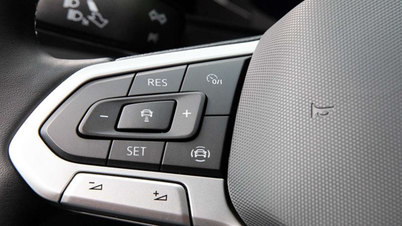 Imagen detalle de volante Volkswagen con botones que facilitan funciones de SUVW. 