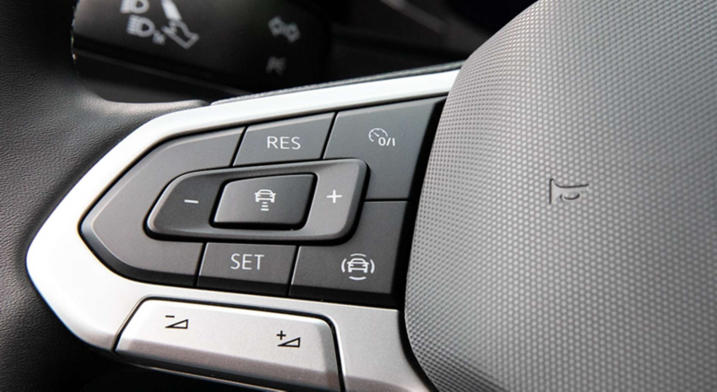 Imagen detalle de volante Volkswagen con botones que facilitan funciones de SUVW. 