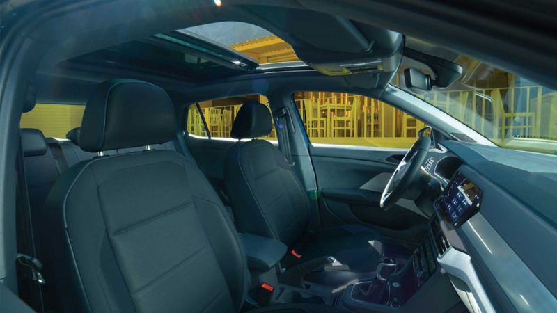 T-Cross 2022. Interior de camioneta SUV con asientos de piel bitono.