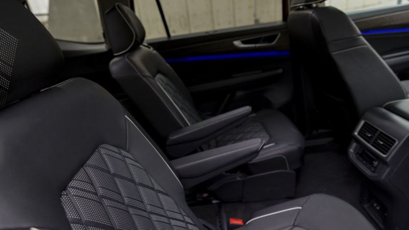 Interior de Volkswagen Teramont. Asientos de pasajeros con forro de leatherette en tonalidades negras.