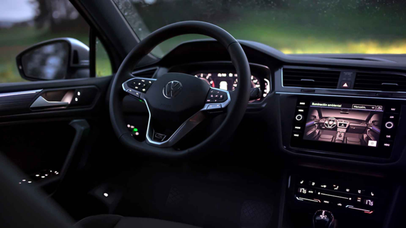 Interior de Tiguan Seminuevo con volante multifunciones y pantallas. 