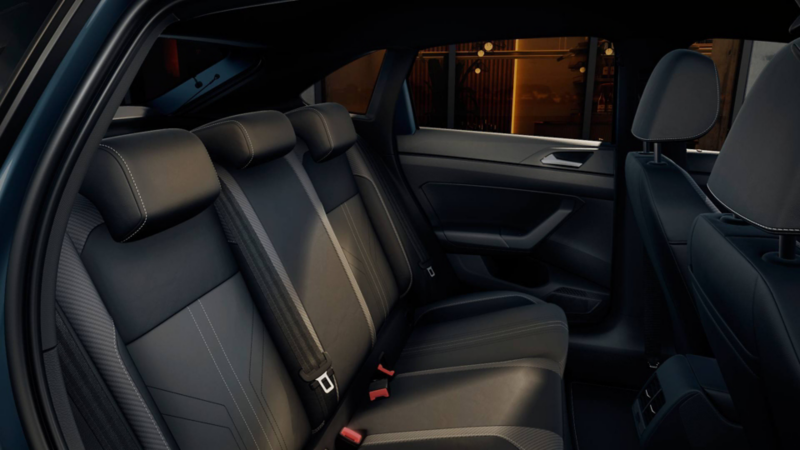 Interior de Nivus 2026. Asientos con forro de piel de color negro y grabados. 