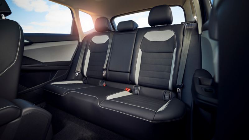 Interior de VW Nuevo Taos con asientos bi-tono, iluminación ambiental, volante multifunciones y climatronic