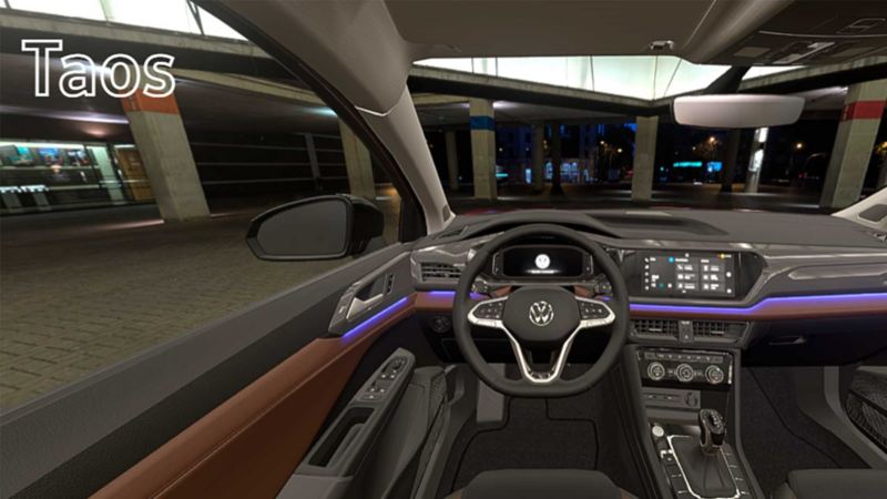 Interior de Taos 2022 - Vista a volante, tableros y pantallas de camioneta SUV. 