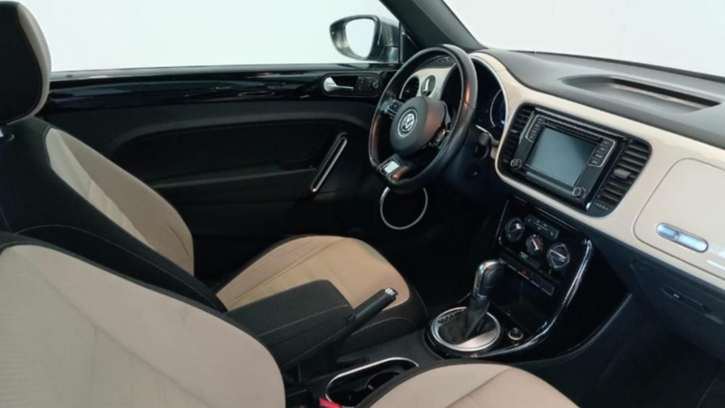 Interior de Beetle, con asientos forrados en leatherette de dos tonalidades.