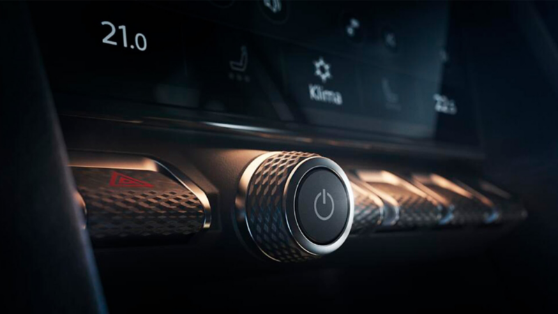 Interior de Amarok 2023 con botones para activar rápidamente los asistentes de conducción.