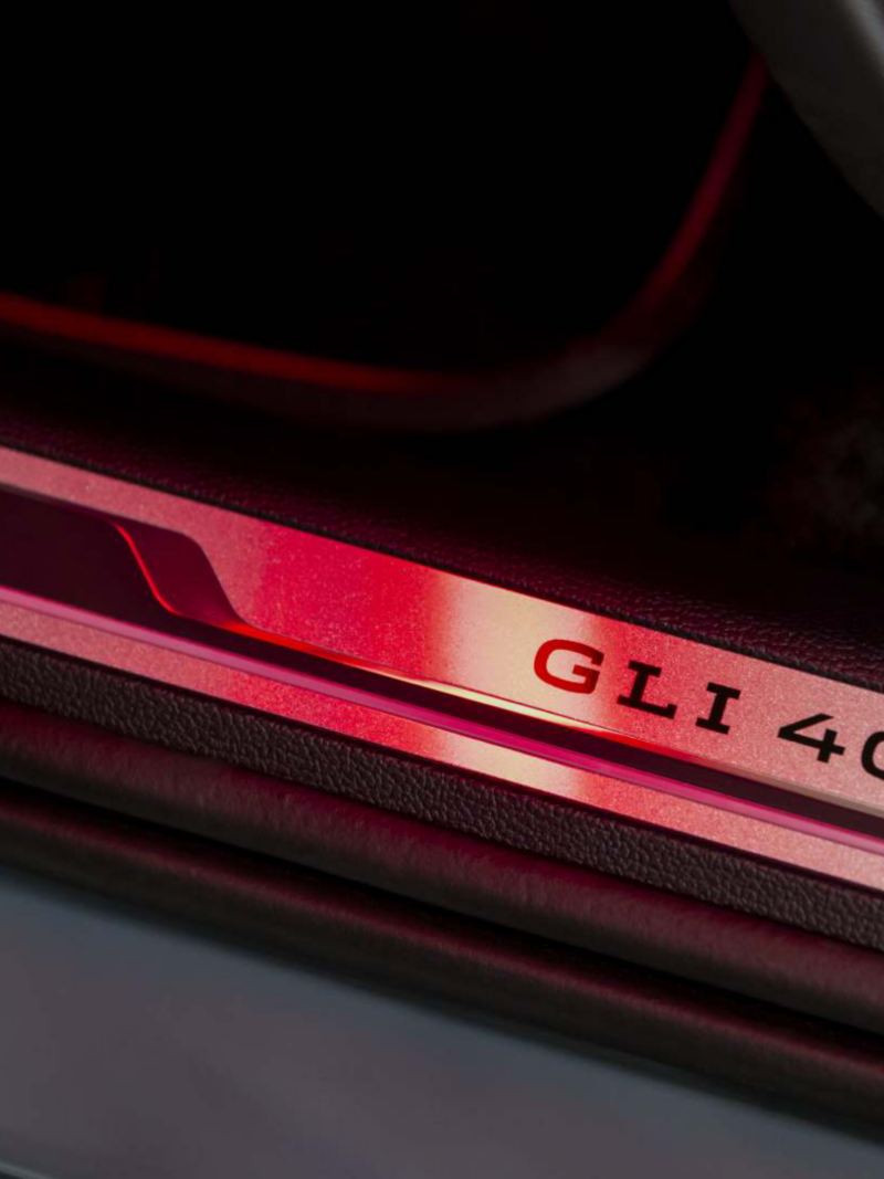 Emblema de GLI 40 en los estribos de auto deportivo.