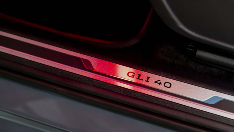 Emblema de GLI 40 en los estribos de auto deportivo.