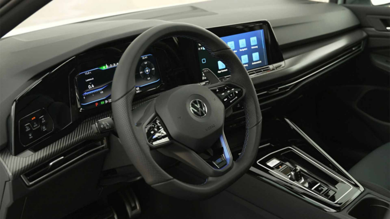 Interior de Golf R 20 años - Volante con multifunciones y pantallas.