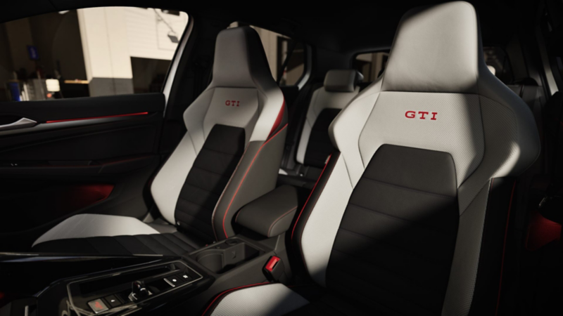 Interior de GTI 2025. Asientos delanteros y traseros con emblema de modelo bordado en color rojo y forros bitono.