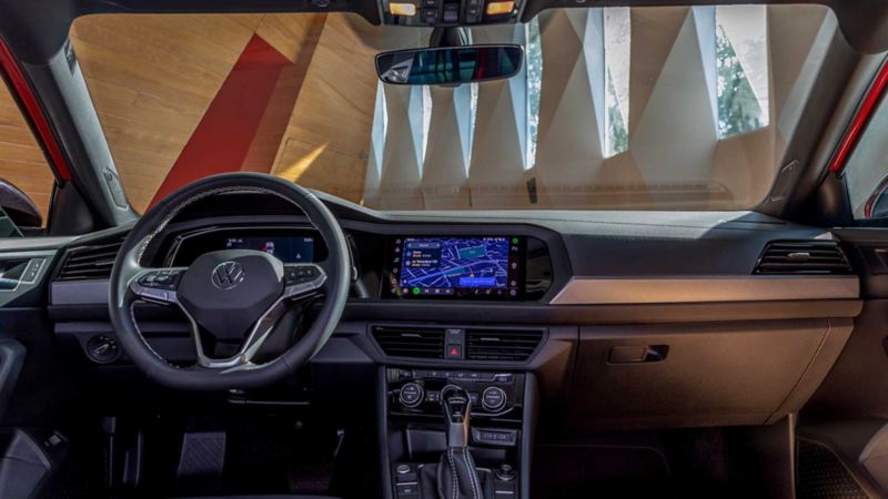 Interior de Jetta 2023 - Pantalla touch, Climatronic y volante multifunciones.