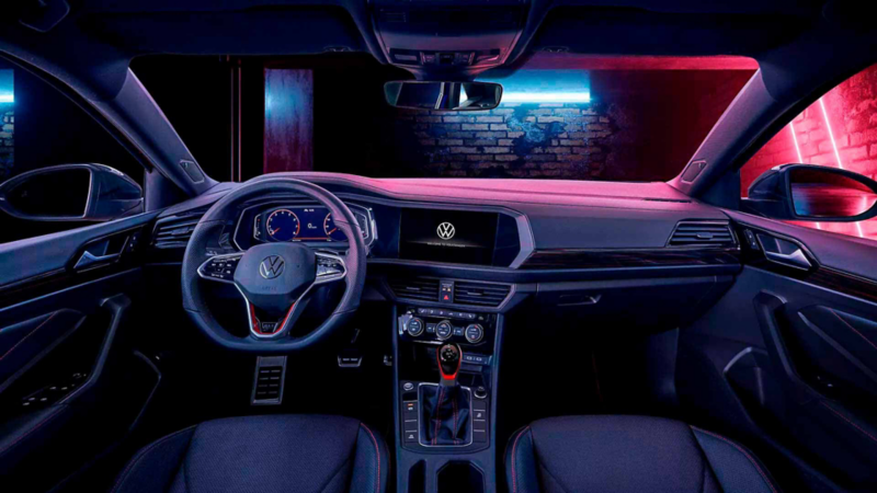 Interior de Jetta GLI 2022, con pantallas, volante multifunciones y tablero en tonalidad oscura.