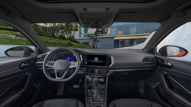 Interior de Nuevo Jetta 2022 con vista a volante, pantalla y parabrisas. 