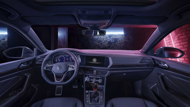 Interior de Nuevo Jetta GLI, con volante, panel de control y pantallas. 