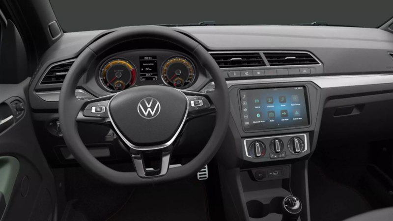 Interior de VW Saveiro Extreme con volante multifunciones, pantalla táctil y tablero digital.